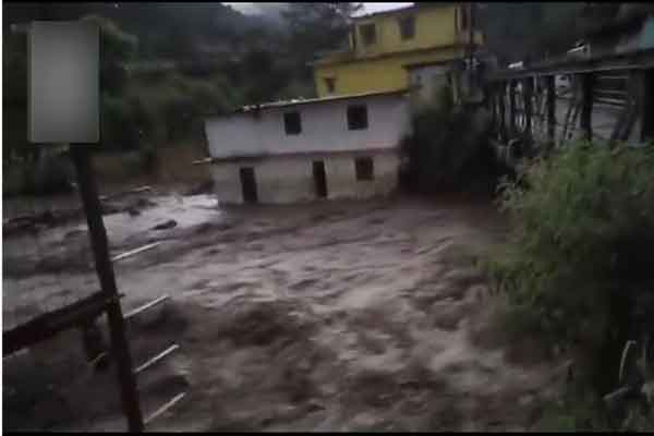 उत्तराखंड :  चमोली में बादल फटने से भारी तबाही, कई घर धवस्त, कई लोग लापता, रेस्क्यू जारी