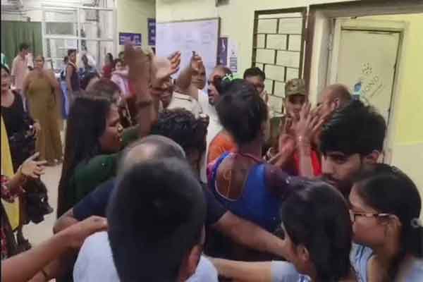 SNMMCH में किन्नरों का हंगामा, इलाज में लापरवाही व अव्यवस्था पर जताई नाराजगी