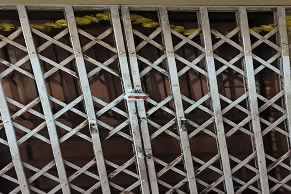 रामगढ़ :  लोन नहीं चुकाने पर घर को सील कर बैंक के हवाले किया गया