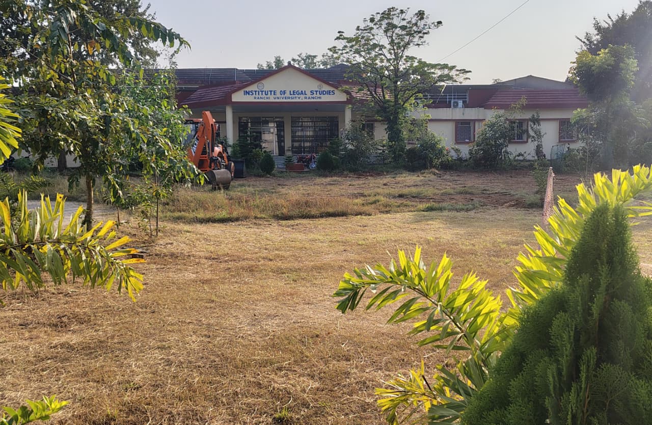 छात्रों की मांग के बाद लीगल स्टडीज व मास कम्युनिकेशन परिसर की सफाई का काम शुरू