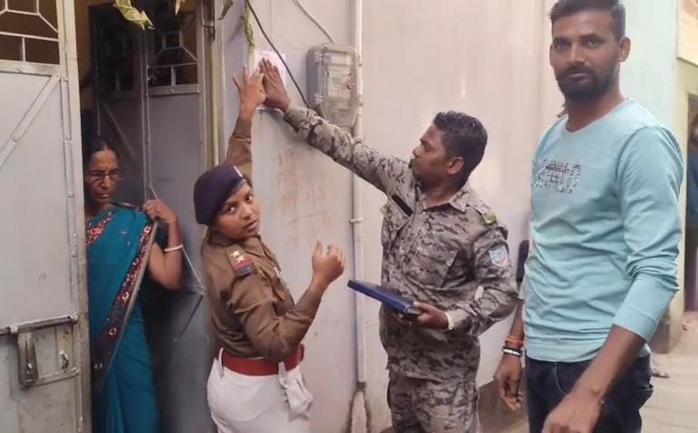 52 लाख की ठगी के आरोपी के घर धनसार पुलिस ने चिपकाया इश्तिहार