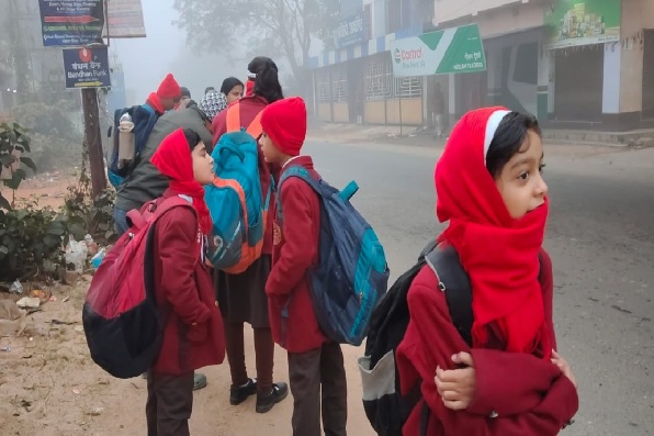 ठंड और घने कोहरे की चादर में लिपटी बाबा नगरी, ठिठुरते बस का इंतजार करते नजर आए बच्चे