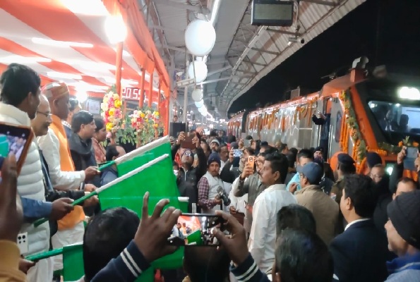 देवघर :   जसीडीह स्टेशन से अमृत भारत एक्सप्रेस को हरी झंडी दिखा बनारस के लिए किया गया रवाना