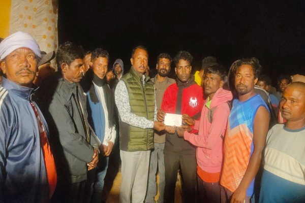 चक्रधरपुर: तीन दिवसीय फुटबॉल प्रतियोगिता संपन्न, सूरज ब्रदर्स टीम बनी विजेता