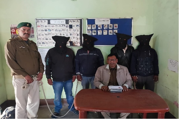 देवघर :  सूरा-भूरा जंगल से चार साइबर अपराधी अरेस्ट, कस्टमर केयर व सरकारी अधिकारी बन करते थे ठगी