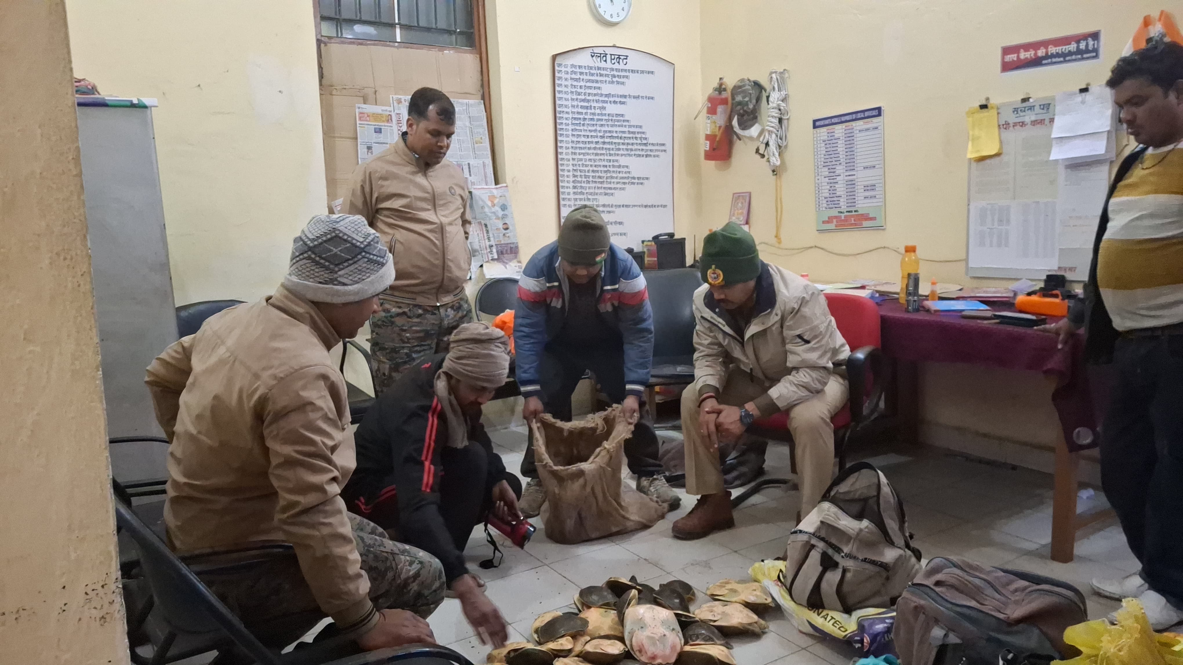 सासाराम :  नेताजी एक्सप्रेस ट्रेन के जनरल कोच से  311 जिंदा कछुए बरामद