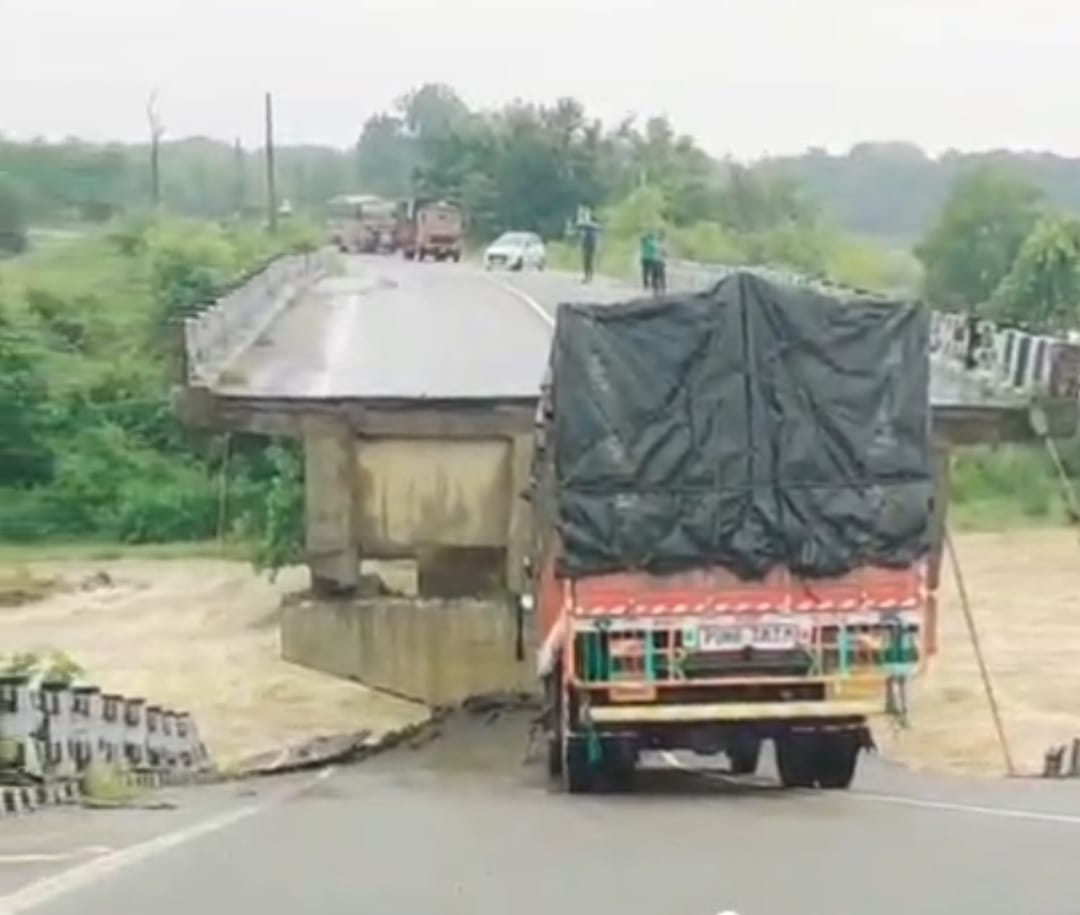 खूंटी:  भारी बारिश का कहर,  पुल धंसने से ट्रक फंसा, तोरपा-सिमडेगा मार्ग पर यातायात ठप