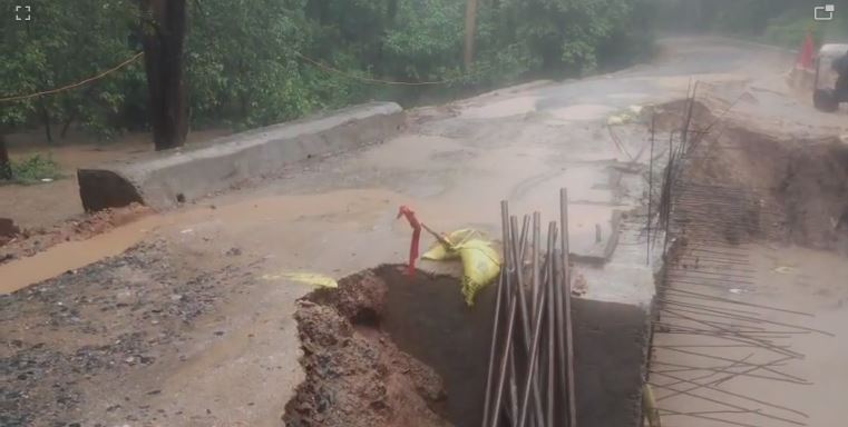 लातेहार : बारिश का कहर जारी, नदियां उफान पर, ट्रक नदी में समाया, घर गिरा, पुलिया बहने से रास्ता बंद