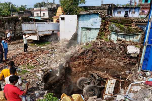 धनबाद :  इंदिरा चौक पर भू-धंसान, 407 वाहन जमींदोज, प्रशासन-BCCL पर फूटा लोगों का गुस्सा
