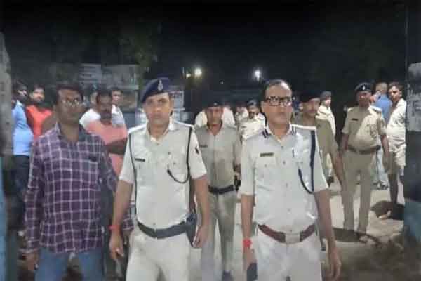 सिवान :  सदर अस्पताल के बाहर फायरिंग, एंबुलेंस भाड़े के विवाद में ड्राइवर को मारी गोली