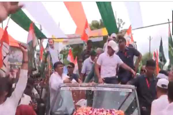 नवादा में गरजे राहुल, EC-BJP सांठगांठ से लोकतंत्र खतरे में, तेजस्वी बोले-एक बिहारी सब पर भारी