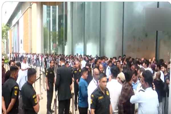 भारत में iPhone 17 की बिक्री शुरू, लोगों में जबरदस्त क्रेज, आधी रात से स्टोर्स के बाहर भीड़