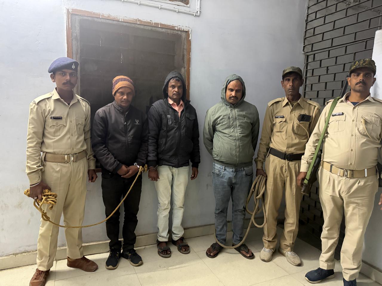 गिरिडीह : जब्त शराब की चोरी व तस्करी मामले में स्पेशल ब्रांच का पूर्व कर्मी सहित तीन गिरफ्तार