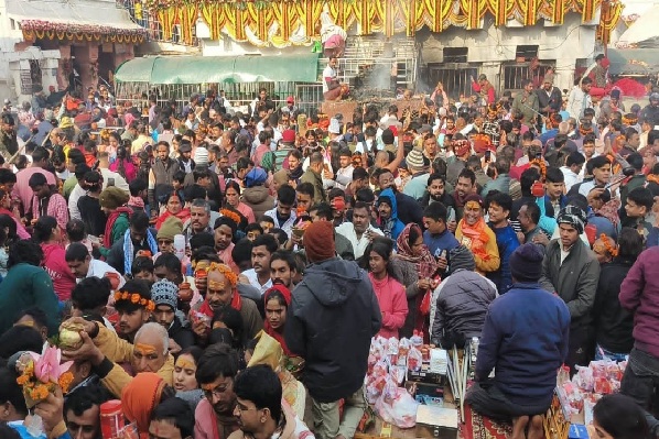 नववर्ष पर भक्ति व आस्था का संगम, बाबा बैद्यनाथ मंदिर में श्रद्धालुओं की उमड़ी भीड़