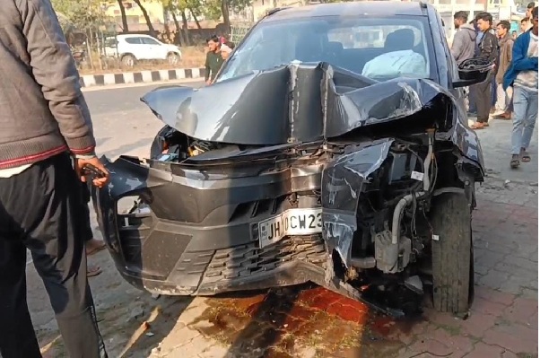 धनबाद : ​ बेकाबू कार ने सड़क किनारे खड़े दो लोगों को रौंदा, हालत नाजुक