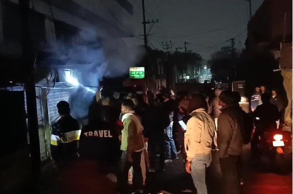 धनबाद :  धनसार में दो राशन दुकानें जलकर राख, लाखों का नुकसान