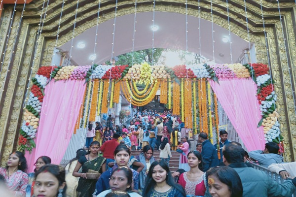नववर्ष पर आस्था-भक्ति के रंग में रंगी रांची, पहाड़ी मंदिर सहित अन्य धार्मिक स्थलों पर उमड़ा जनसैलाब