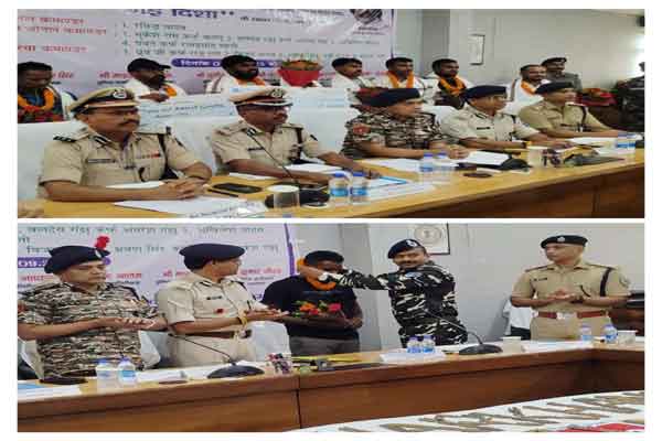 लातेहार पुलिस को सफलता :  JJMP का चैप्टर क्लोज, 9 नक्सलियों ने हथियार के साथ किया सरेंडर, 5 पर 23 लाख इनाम