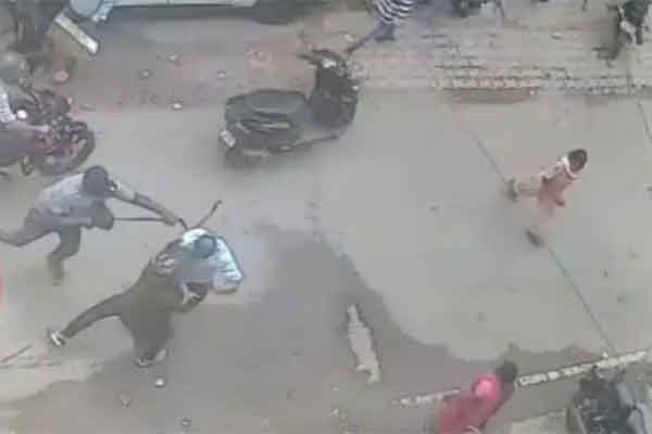 चाईबासा :  BOB के बाहर पिस्टल की नोंक पर पांच लाख की लूट, वारदात CCTV में कैद