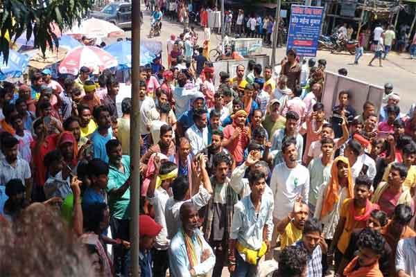 देवघर में ई-रिक्शा और ऑटो चालकों का हड़ताल,  प्रशासन पर अवैध वसूली का आरोप, यात्री परेशान