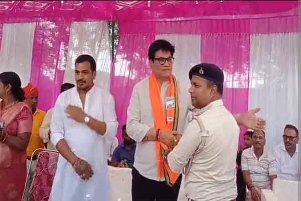 फर्जी तरीके से सरकारी सुरक्षा लेने वाले को चतरा पुलिस ने शॉल ओढ़ाकर किया सम्मानित,  एस्कॉर्ट भी दिया