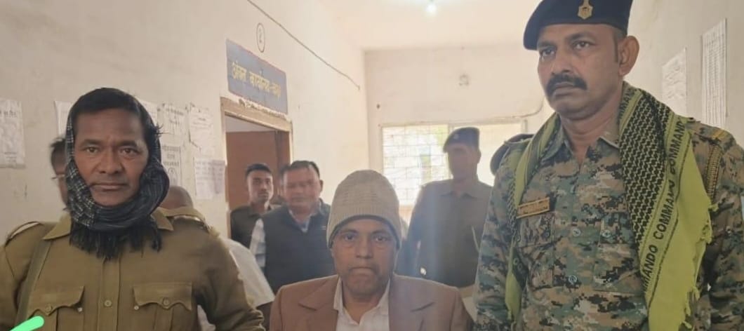 पलामू :   चैनपुर अंचल का बड़ा बाबू 5,500 रुपए घूस लेते रंगे हाथ गिरफ्तार