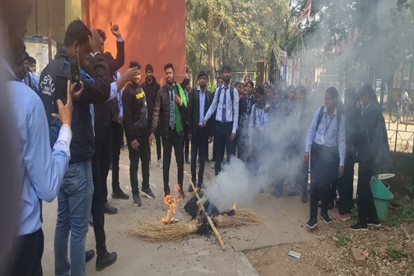 DSPMU के कॉमर्स डिपार्टमेंट में फीस वृद्धि को लेकर छात्रों का हंगामा, तालाबंदी व पुतला दहन किया