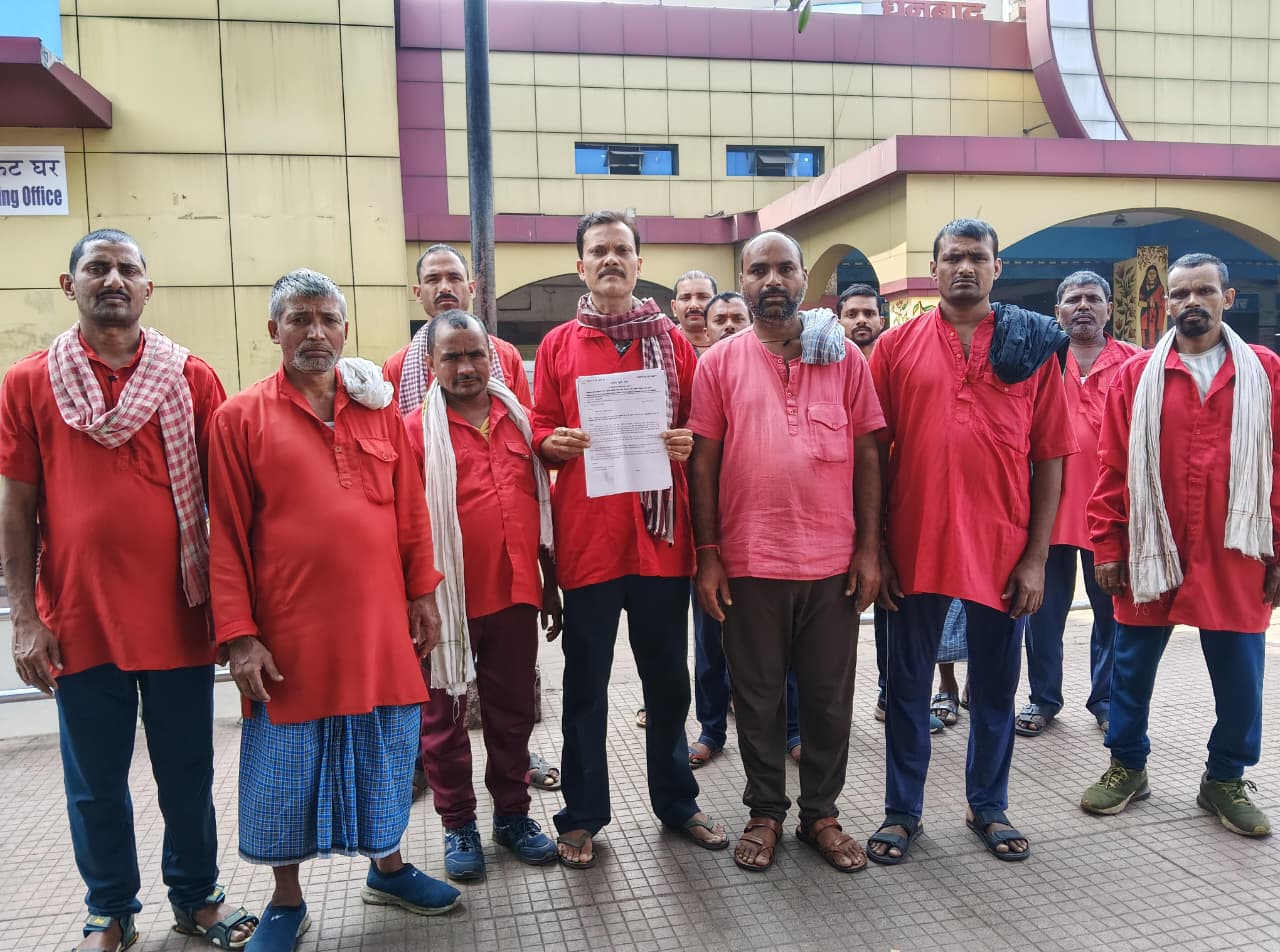 धनबाद :  2008 समायोजन योजना लागू करने की मांग को लेकर कुलियों का प्रदर्शन, सौंपा ज्ञापन
