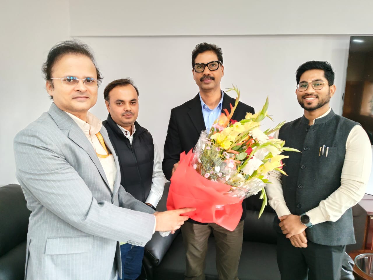 नमामि गंगे परियोजना के निदेशक ने नगर विकास सचिव से की मुलाकात