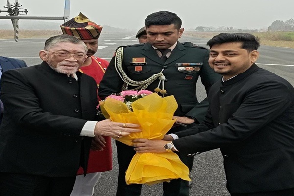 राज्यपाल संतोष गंगवार का धनबाद में भव्य स्वागत, एयरपोर्ट पर दिया गया गार्ड ऑफ ऑनर