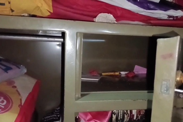 धनबाद : चोरों ने बंद घर को बनाया निशाना, सोने-चांदी व कैश पर किया हाथ साफ