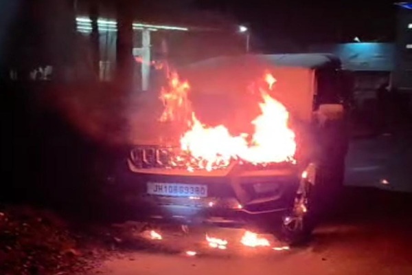 धनबाद :  डीजल भरवाने आई स्कॉर्पियो में अचानक लगी आग, सूझबूझ से टला बड़ा हादसा