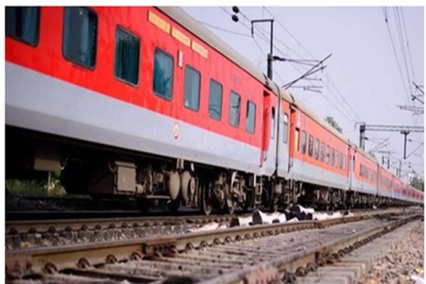 असम  :  राजधानी एक्सप्रेस की चपेट में आकर 8  हाथियों की मौत, इंजन समेत पांच डिब्बे बेपटरी, आवागमन बाधित