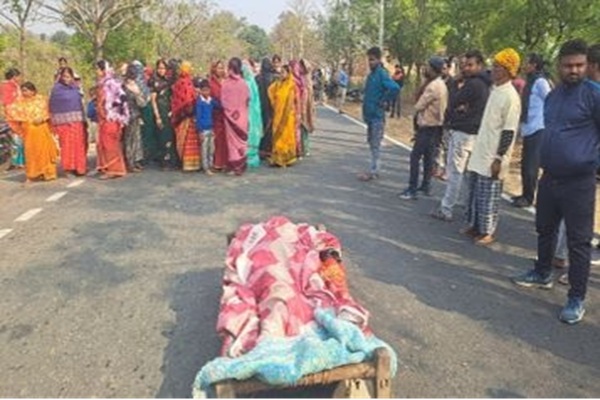 कोडरमा : 24 घंटे से लापता नाबालिग छात्र का शव झाड़ियों से बरामद, आक्रोशितों ने सड़क जाम की