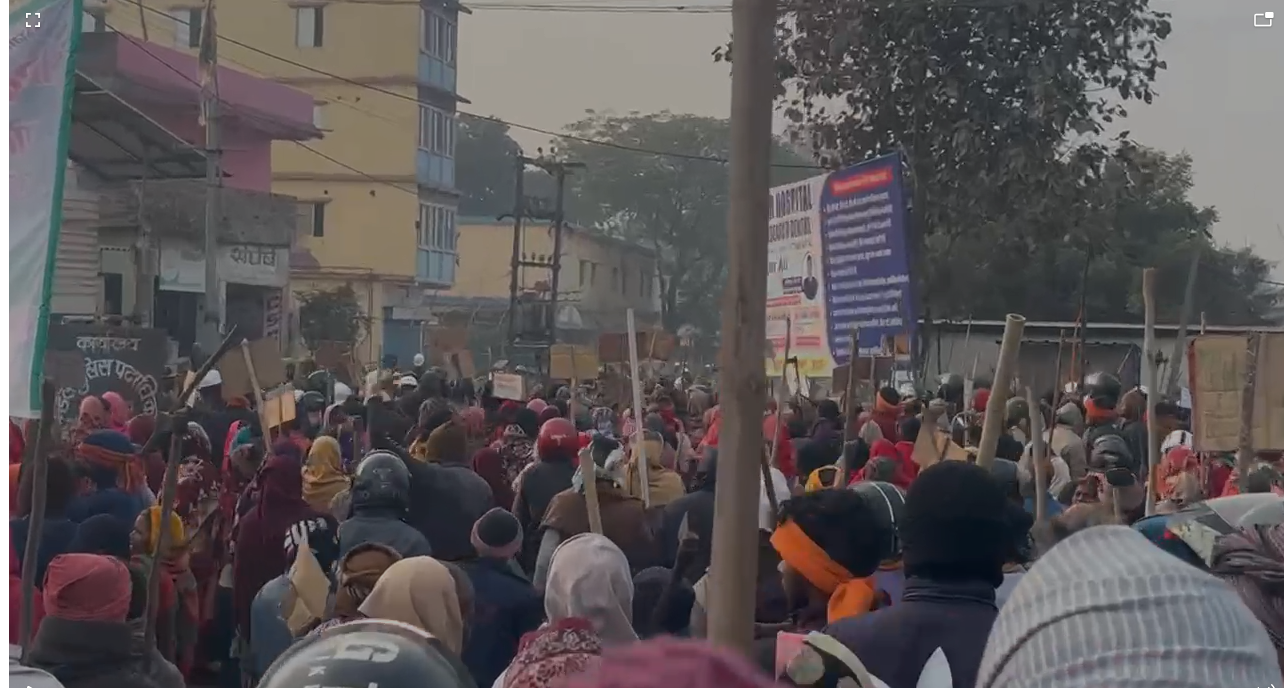 गोंदलपुरा अदानी कोल ब्लॉक जनसुनवाई का विरोध, ग्रामीणों ने स्थल पर की तोड़फोड़, काला दिवस मनाने का ऐलान