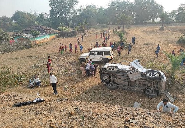 साहिबगंज : गड्डे में पलटी स्कार्पियो, एक की मौत, आठ घायल