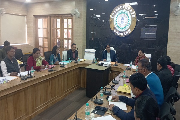 रामगढ़: उपायुक्त ने की राजस्व संबंधित कार्यों की समीक्षा, लक्ष्य प्राप्ति का दिया निर्देश