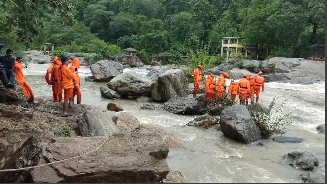 जोन्हा फॉल में बहे DPS टीचर की तलाश में जुटी NDRF टीम