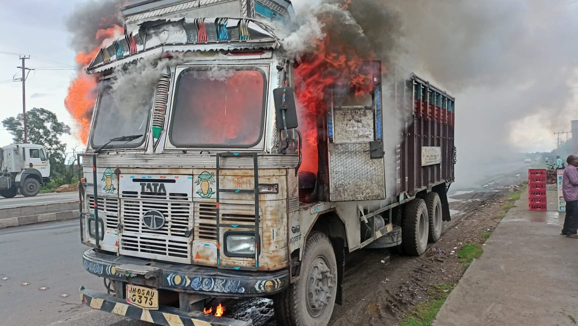 चांडिल : चलती ट्रक में लगी आग, धू-धूकर जला लाखों का रंग