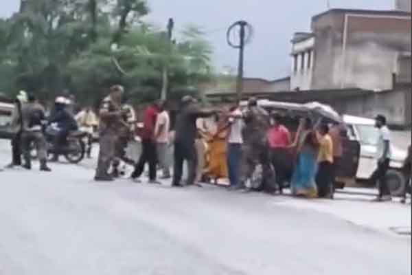 बोकारो :  प्रदर्शनकारियों और पुलिस के बीच झड़प, थाना प्रभारी घायल