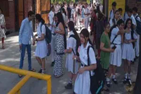 दिल्ली के 50 स्कूलों को बम से उड़ाने की धमकी, दहशत का माहौल