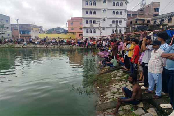 रांची : छोटा तालाब में युवक के डूबने की सूचना पर लोगों की भीड़ जमा, NDRF बुलाने को लेकर सड़क जाम