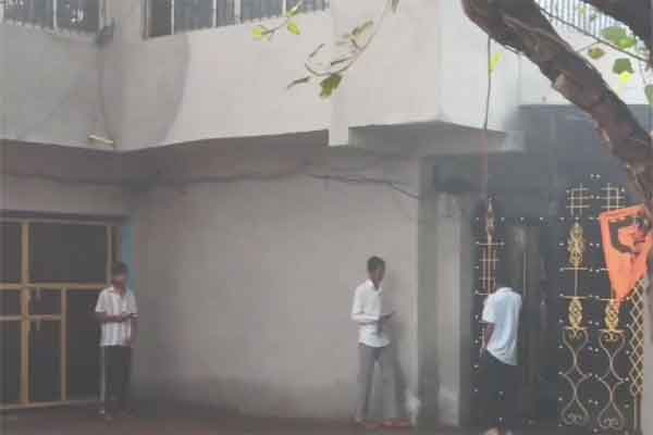 धनबाद :  रेल रोको आंदोलन से पहले आजसू जिलाध्यक्ष को किया गया हाउस अरेस्ट