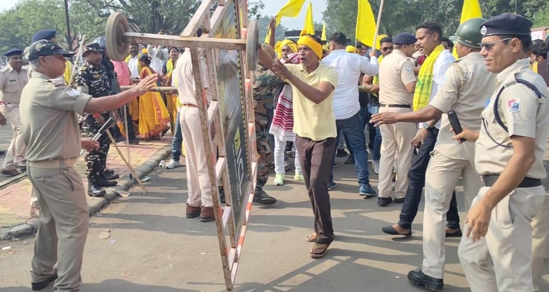 रामगढ़ :  बैरिकेडिंग तोड़ बरकाकाना स्टेशन में घुसे कुड़मी आंदोलनकारी, ट्रैक किया जाम