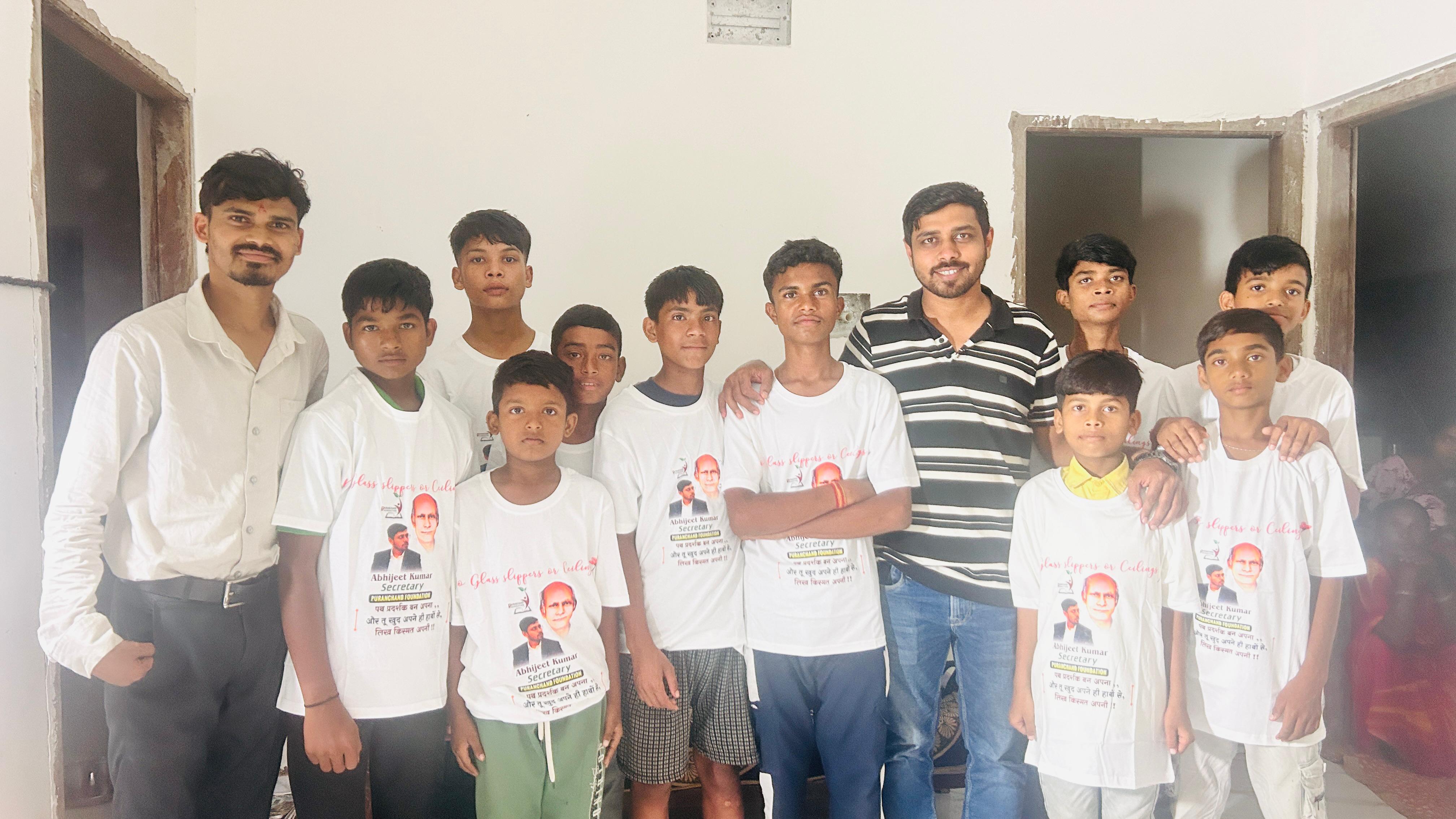 पूरनचंद फाउंडेशन का जर्सी वितरण कार्यक्रम, बच्चों में दिखा उत्साह और उमंग