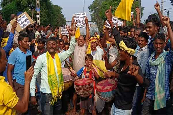 धनबाद :    कुड़मी समाज का प्रधानखंता रेलवे स्टेशन के रेल ट्रैक पर प्रदर्शन शुरू