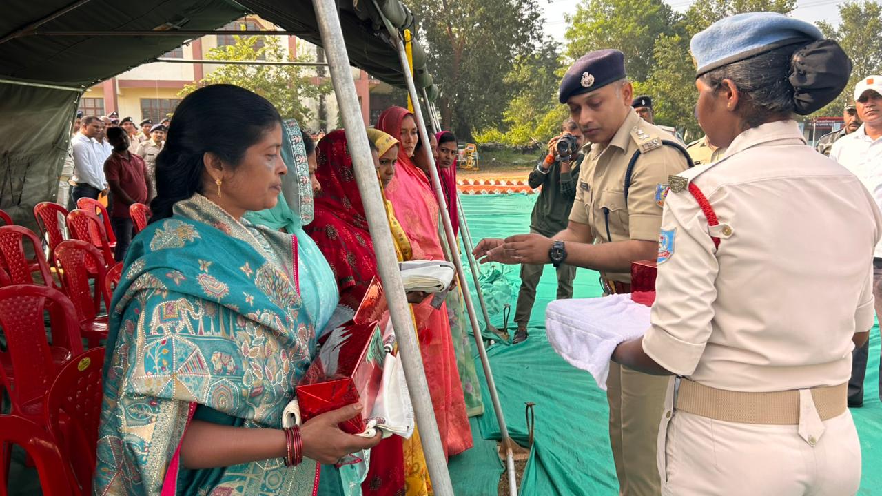पुलिस संस्मरण दिवस : लातेहार में शहीदों को नमन, एसपी ने शहीद परिवारों को किया सम्मानित