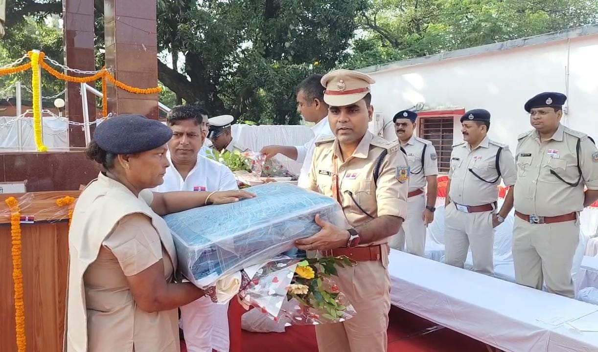पुलिस संस्मरण दिवस :  धनबाद पुलिस लाइन में शहीदों को दी गई श्रद्धांजलि, परिजनों को भी किया गया सम्मानित