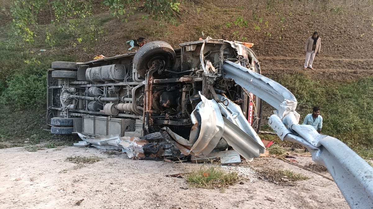 मोकामा फोरलेन पर तीर्थयात्रियों से भरी बस गहरी खाई में गिरी, एक की मौत, 25 से अधिक घायल