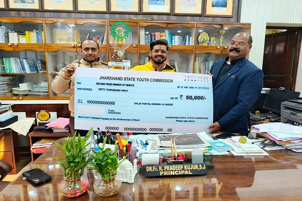 राज्य स्तरीय वाद-विवाद प्रतियोगिता में संत ज़ेवियर्स कॉलेज के छात्र आकाश गिरी का द्वितीय स्थान